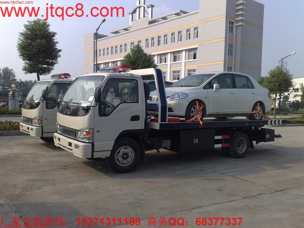 平板拖車(chē)的基本屬性就是因?yàn)樗艹蔀橛脩?hù)手中賺錢(qián)的工具。目前,挖機(jī)平板拖車(chē)不僅生產(chǎn)廠(chǎng)家多,而且社會(huì)保有量相當(dāng)大。